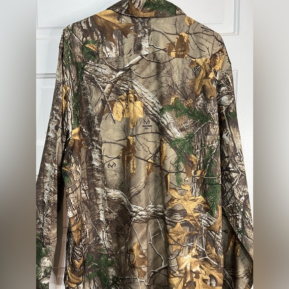 Under Armour camo shirt. Bundle $10 items at 2/$10 - Picture 5 of 5